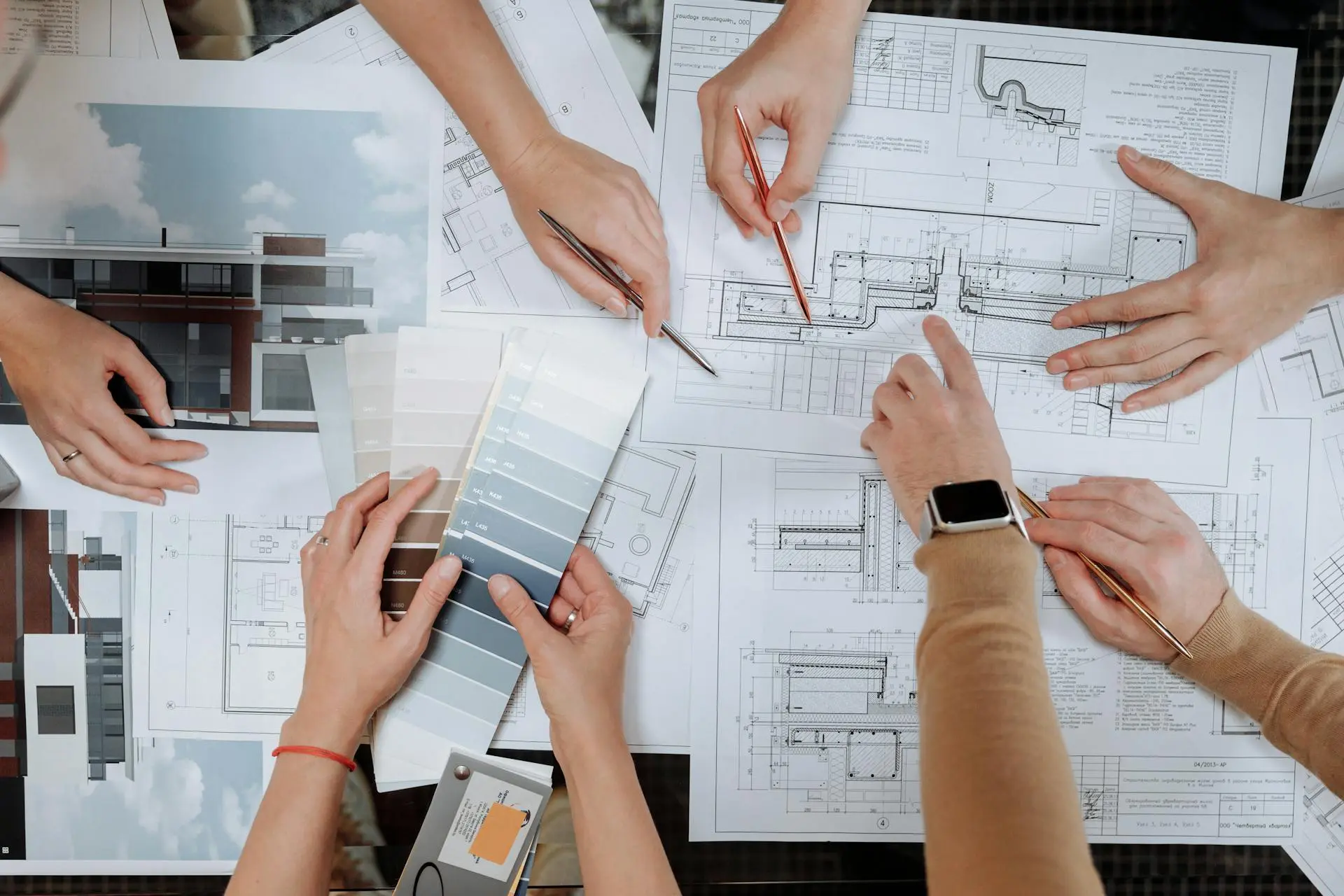 Zespół projektowy pracujący nad planami architektonicznymi